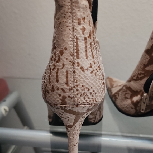 Vintage Edward Paul Snake Print Pointed Toe Heeled Boots - Picture 7 of 7